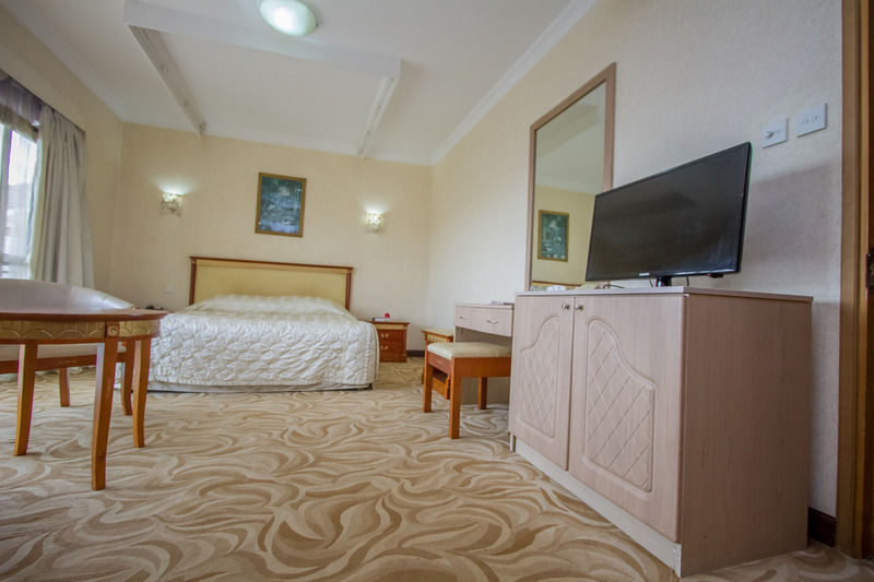 City Royal Resort Hotel Kyambogo  Экстерьер фото