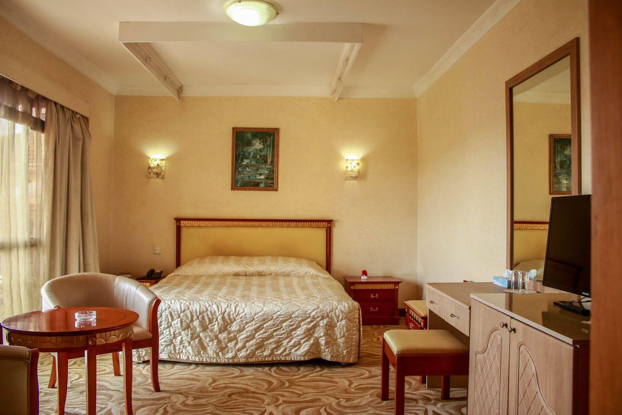 City Royal Resort Hotel Kyambogo  Экстерьер фото