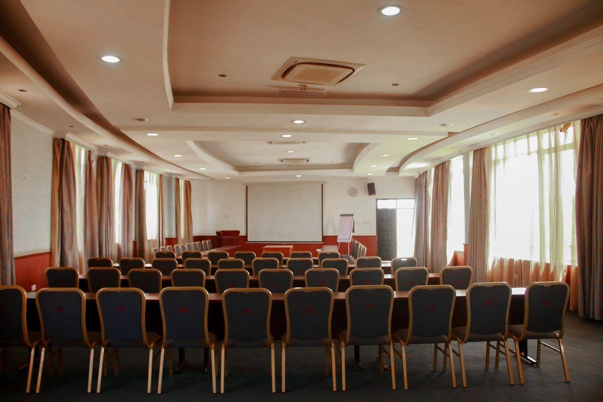 City Royal Resort Hotel Kyambogo  Экстерьер фото